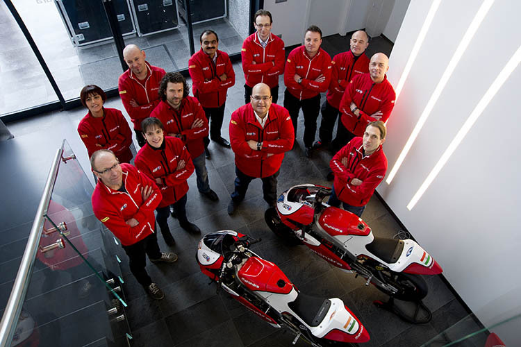 Mahindra Racing-CEO Mufaddal Choonia (Mitte) mit Mitarbeitern in Varese
