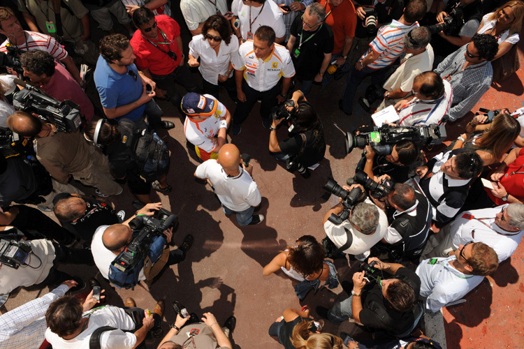 Alonso umringt von der Presse