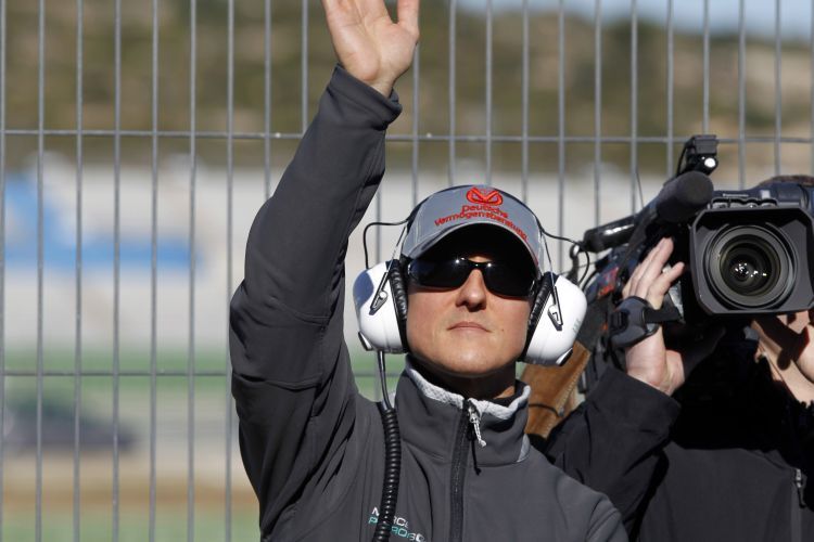 Schumi winkt den Fans und bleibt cool