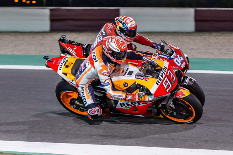 Das Duell des Abends: Márquez (93) greift Dovizioso an