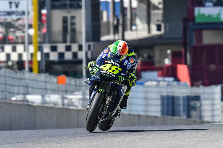 Bei 350 km/h mit beiden Rädern in der Luft: Rossi auf der Vollgas-Kuppe in Mugello