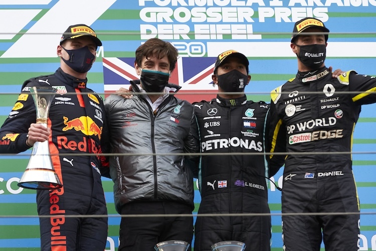 Stephen Lord am Nürburgring 2020 mit Max Verstappen, Lewis Hamilton und Daniel Ricciardo