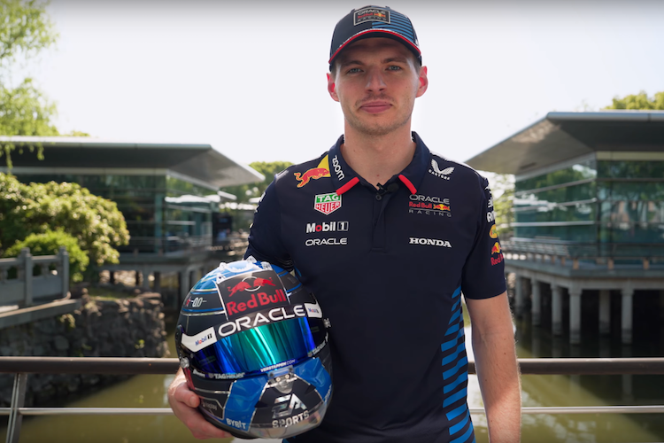 Max Verstappen mit seinem Helm für Miami