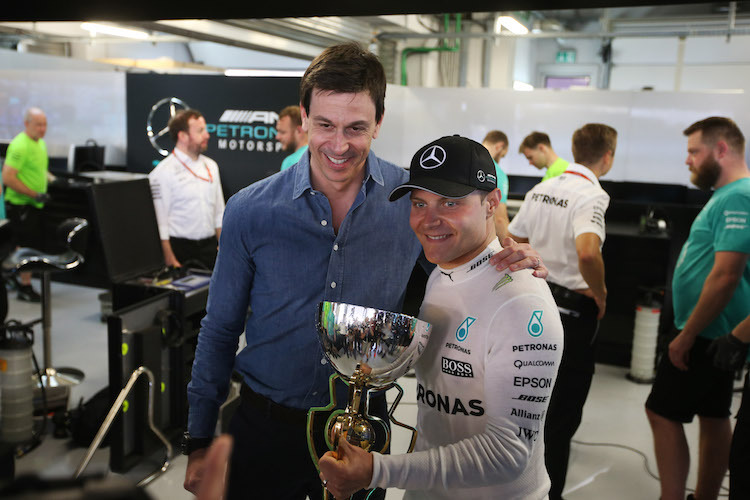 Toto Wolff mit Valtteri Bottas