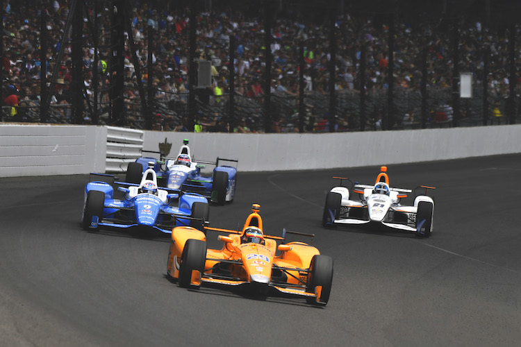 Fernando Alonso (vorne) im Indy 500, links hinten der spätere Sieger Takuma Sato