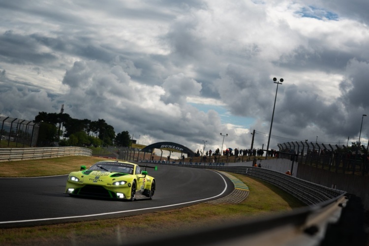 Der Aston Martin Vantage AMR in Richtung Tertre Rouge