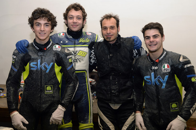 Das neue Sky VR46-Team: Bagnaia, Rossi, Teammanager Guareschi, Fenati