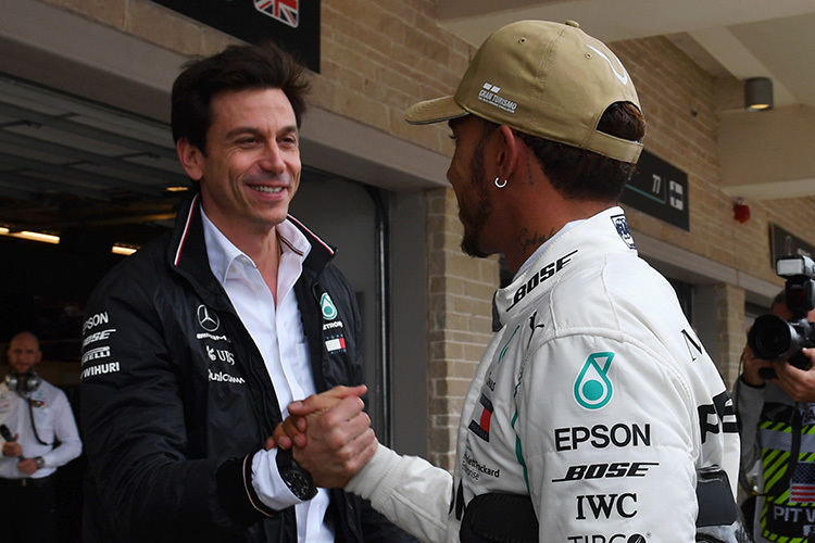 Toto Wolff tröstet Lewis Hamilton