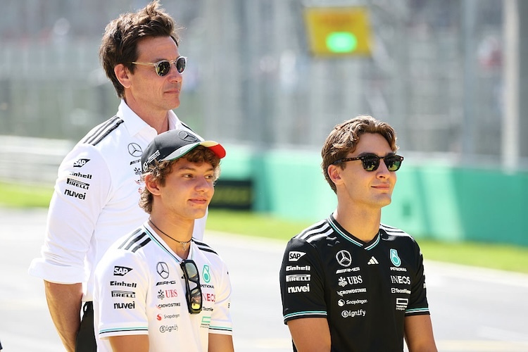 Toto Wolff mit seinen Fahrern Antonelli (l.) und Russell in Monza