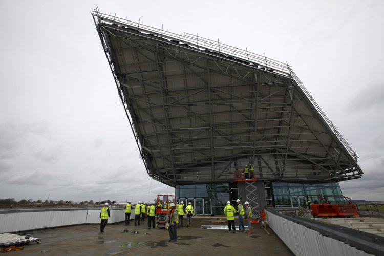 Der Silverstone-Flügel kratzt fast am Himmel