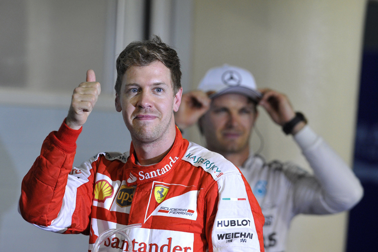 Daumen hoch: Ferrari-Star Sebastian Vettel darf in Barcelona mit vielen neuen Teilen ausrücken