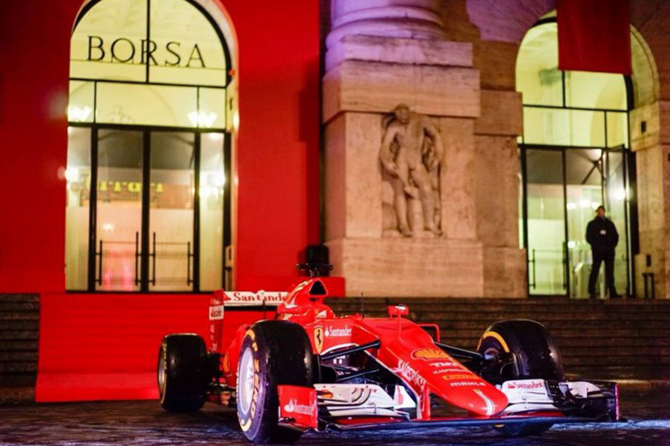 Ein 2015er Formel-1-Ferrari vor der Mailänder Börse