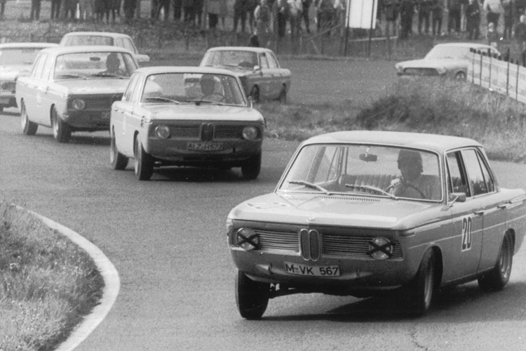 Hubert Hahne driftet auf seiner Rekordrunde am Ring als Leader durch die Südkehre