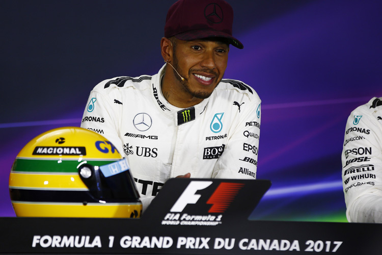 Lewis Hamilton mit dem Helm von Ayrton Senna