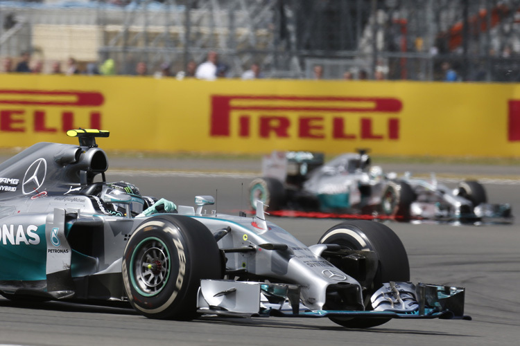 Nico Rosberg vor Lewis Hamilton in Silverstone