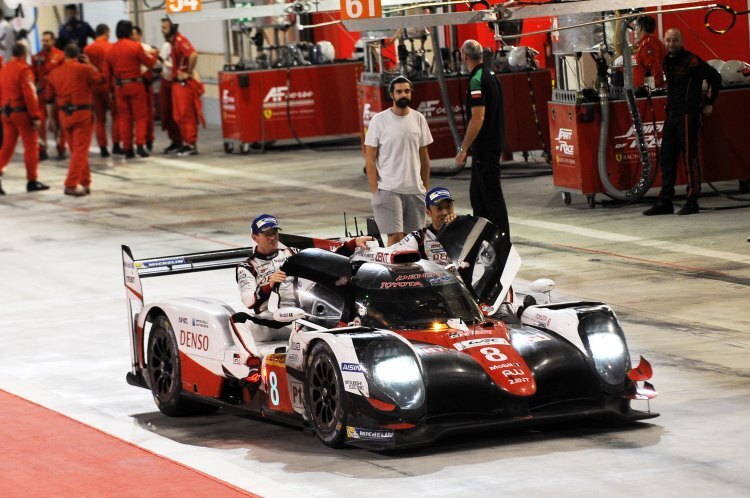 Sieg in Bahrain für Anthony Davidson (li.) und Kazuki Nakajima (r.) und Sébastien Buemi (im Cockpit des Toyota TS050 Hybrid)