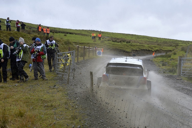 Sébastien Ogier zeigt der Konkurrenz die Rücklichter