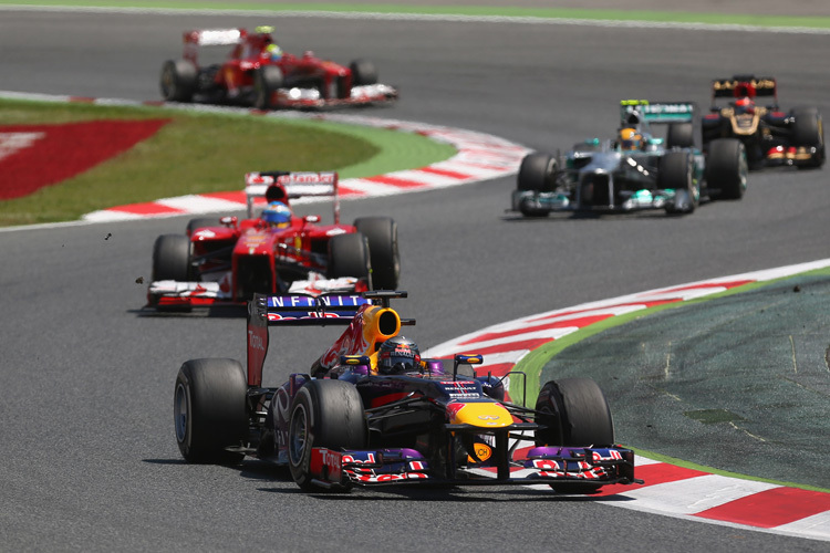 Vettel in Spanien vor Alonso (Ferrari), Hamilton (Mercedes) und Räikkönen (Lotus)