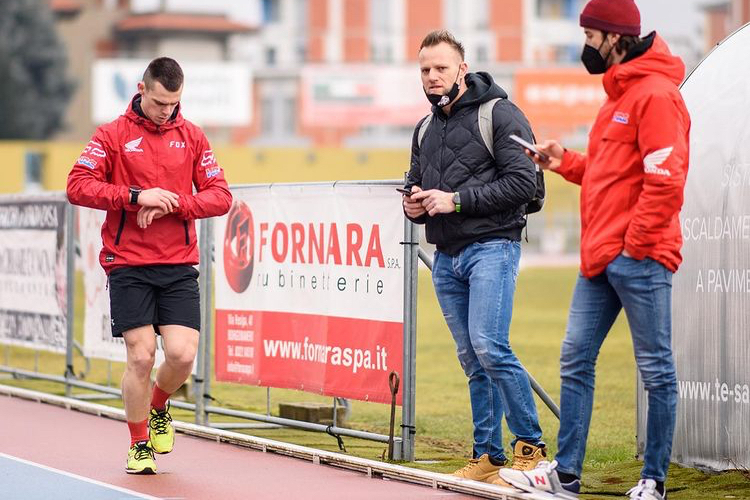 Tim Gajser trainiert unter der Aufsicht von Bostjan Renko und Filippo Camaschella (rechts)