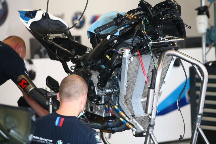 Mechaniker begannen sofort mit der Demontage der Sykes-BMW 