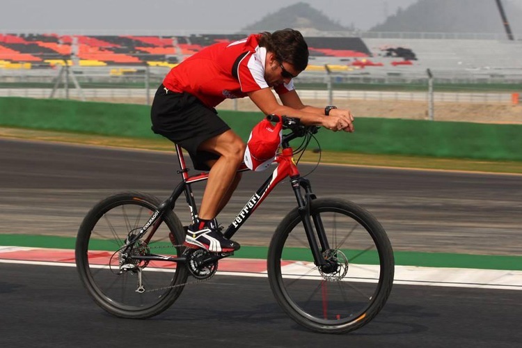 Auch an der Rennstrecke ist Fernando Alonso oft auf dem Rennrad zu sehen