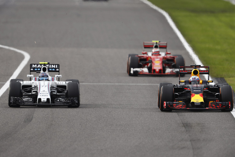 Japan 2016: Felipe Massa (links) mit geschlossenem Heckflügel, Daniel Ricciardo und Sebastian Vettel mit offenem DRS