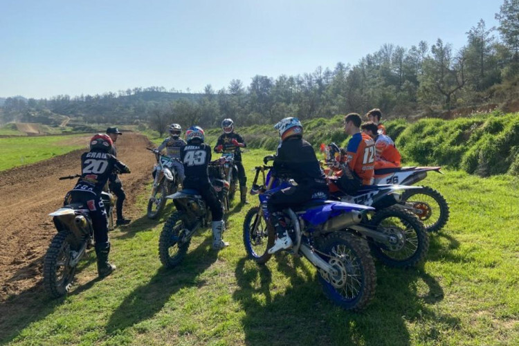 Jack Miller (#43) und Marcel Schrötter (rechts neben ihm) umgeben von den Husqvarna-Assen Grau, De Wolf und Beaton