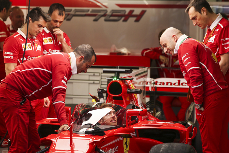 Sebastian Vettel in seinem Ferrari mit Shield