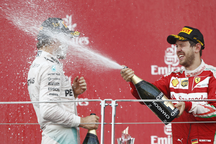 Sebastian Vettel duscht Sieger Nico Rosberg