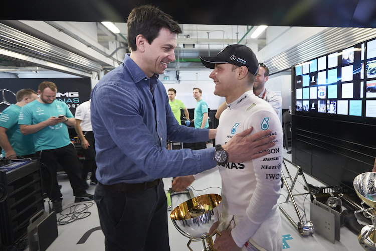 Toto Wolff mit Valtteri Bottas