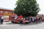 Die Ausfahrt vom Firmengelände: Der in Le Mans siegreiche Ferrari 499P