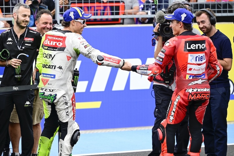 Hinten am Rücken haben die MotoGP-Piloten eine Art Beule in ihre Lederkombi eingebaut. Darin befindet sich die Technik für das Airbag-System