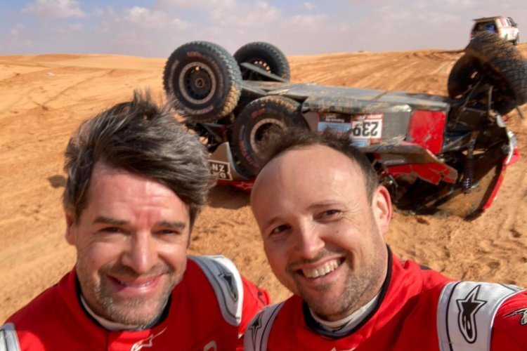 Ein Selfie zur Erinnerung: Carlos Checa legte sein Dakar-Auto aufs Dach