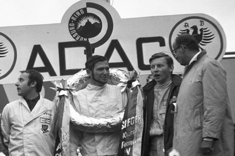 VW Vorstand Dr. Hahn mit FV-Siegertrio Riedl, Scott und Huber, Eifelpokalrennen 1968