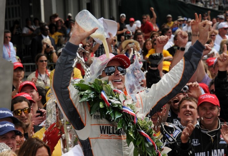 Wie gut doch Milch sein kann: Indy Sieg 2011 für Dan Wheldon
