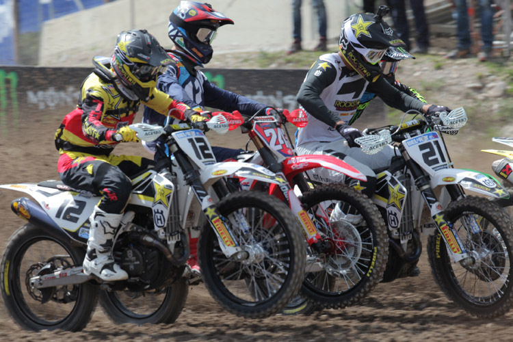 Max Nagl (#12) neben Weltmeister Tim Gajser (#243) und seinem Teamkollegen Gautier Paulin (#21)