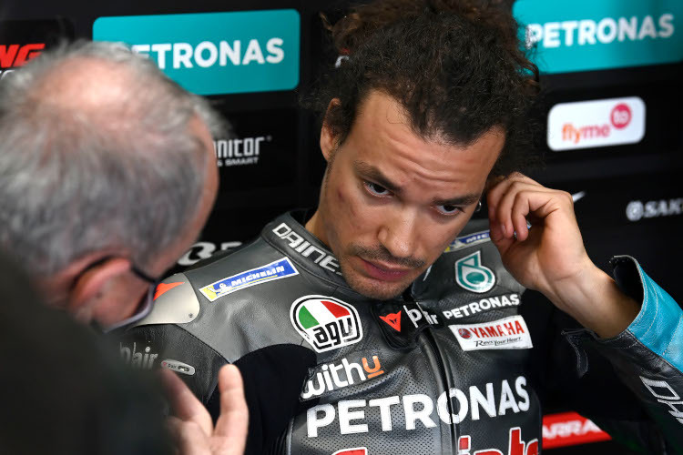 Franco Morbidelli lauscht den Worten seines Crew-Chiefs Ramon Forcada (links)