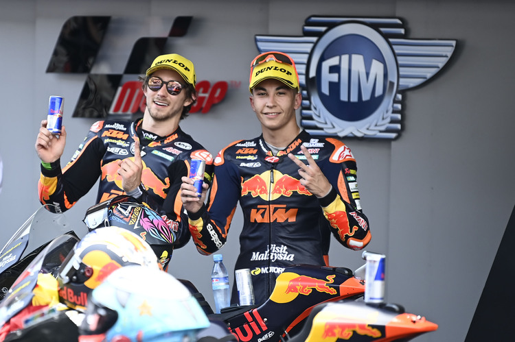 Erneut stehen Sieger Remy Gardner und Raúl Fernandez vom Red Bull KTM Ajo-Rennstall gemeinsam auf dem Treppchen