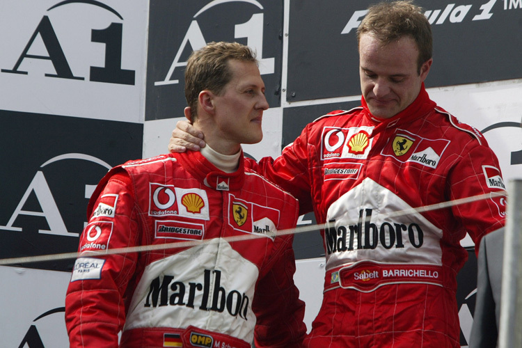 Michael Schumacher versucht nach dem Österreich-GP 2002, Rubens Barrichello zu trösten