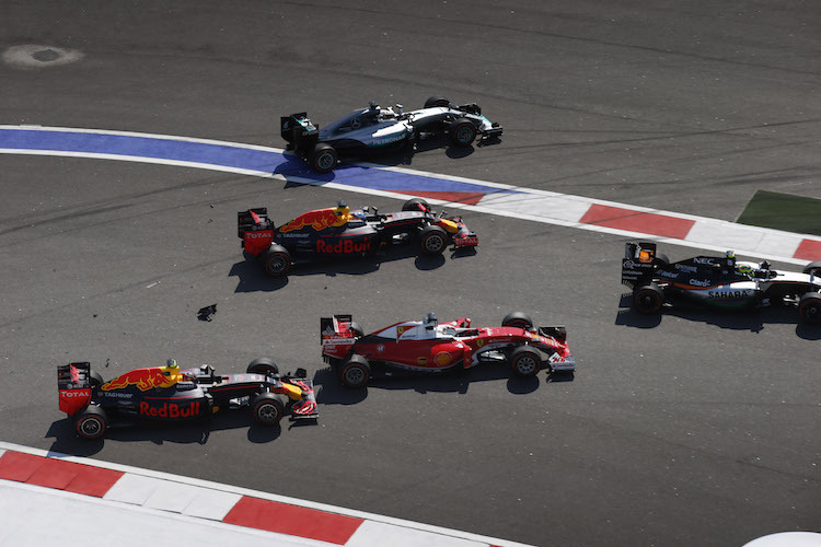 Sebastian Vettels Ferrari ist soeben erstmals von Daniil Kvyat (links) angeschubst worden