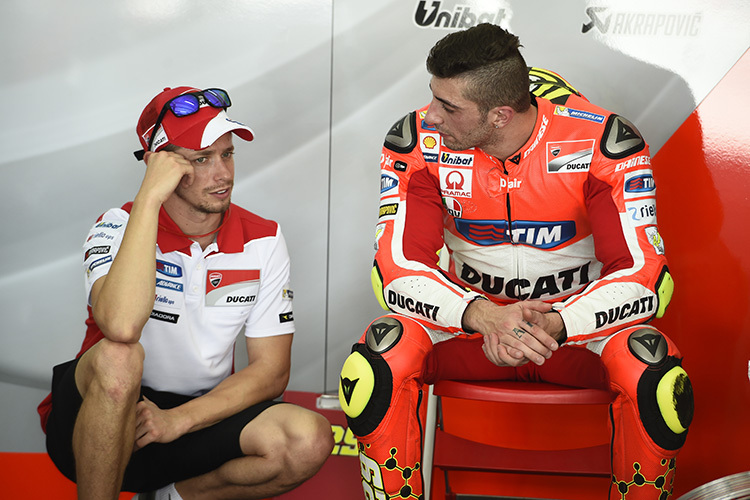 Stoner und Iannone in der Box des Ducati-Werksteams