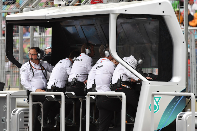 Noch bevor die schlauen Köpfe bei Mercedes an der Boxenmauer sitzen, sammeln sie die ersten Informationen