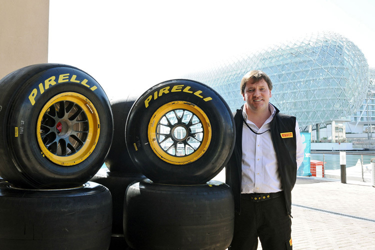 Pirelli-Rennchef Paul Hembery vor dem Hotel Yas