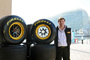 Pirelli-Rennchef Paul Hembery vor dem Hotel Yas