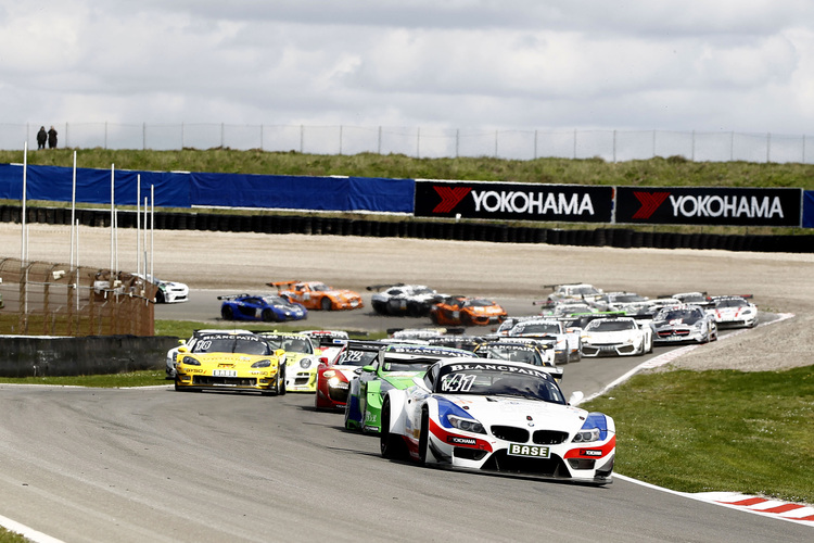 Jeroen den Boer führt im BMW Z4 in der ersten Runde