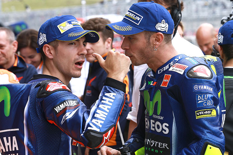 Maverick Viñales mit seinem Teamkollegen Valentino Rossi