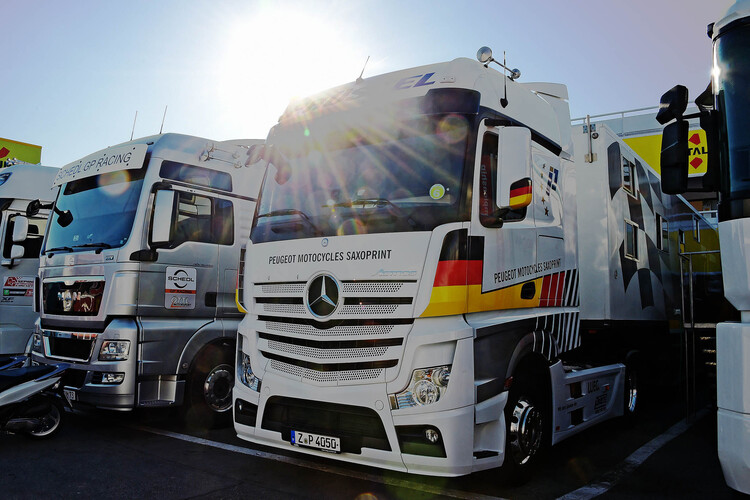 Barcelona-GP: Das Peugeot-Team mit dem ADAC-Auflieger