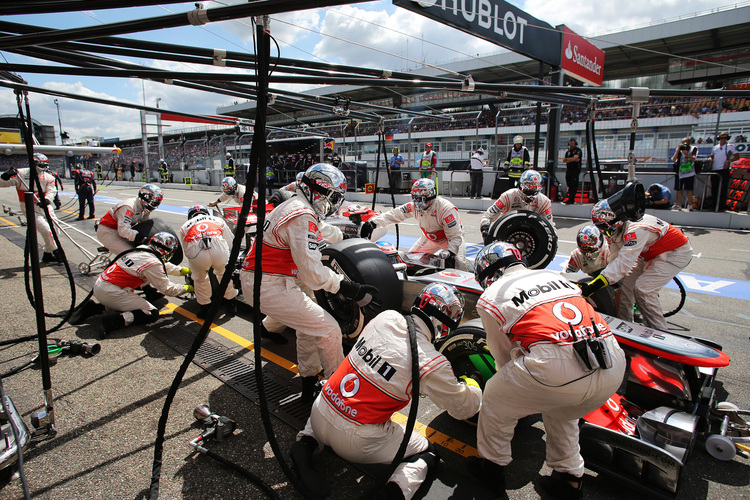 Die flinke McLaren-Truppe an der Arbeit