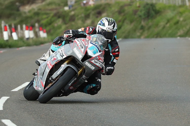 Michael Dunlop gewinnt das Supersport-Rennen auf seiner eigenen Maschine