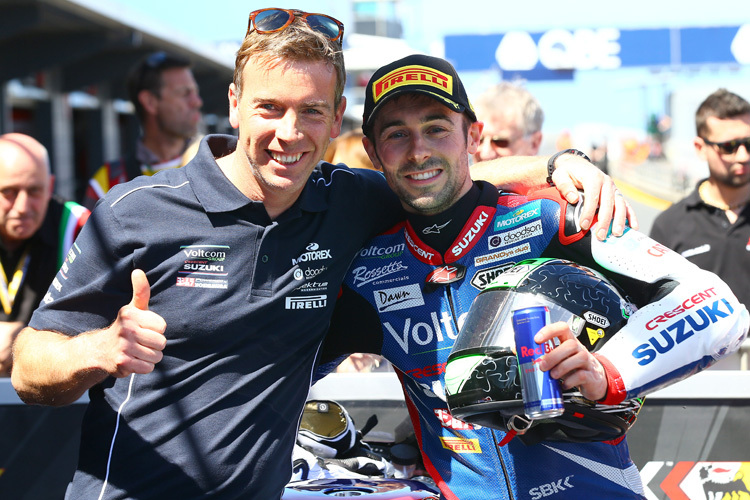 Teamchef Paul Denning (li.) mit Sieger Eugene Laverty